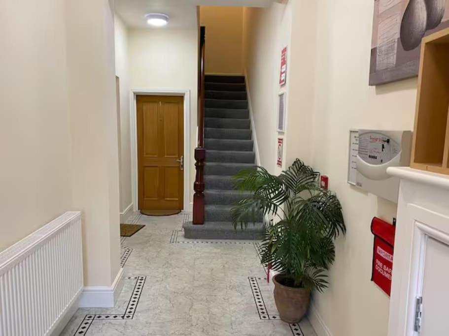 Private Parking, Central Llandudno, King Bed With Ensuite At Clement Lodge エクステリア 写真