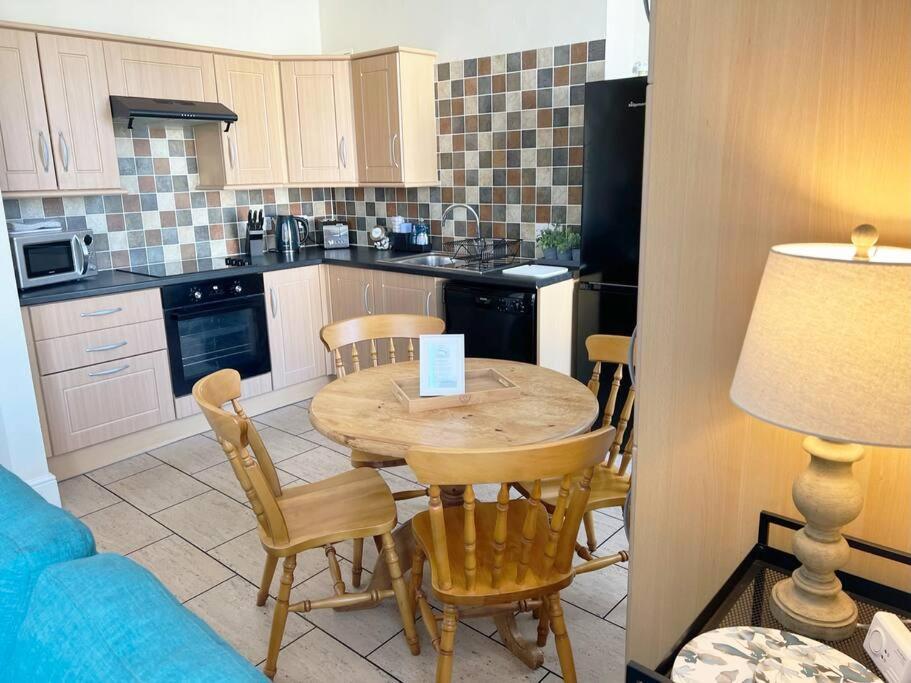 Private Parking, Central Llandudno, King Bed With Ensuite At Clement Lodge エクステリア 写真