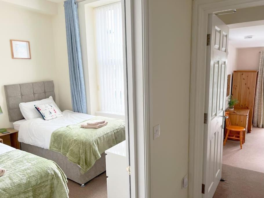 Private Parking, Central Llandudno, King Bed With Ensuite At Clement Lodge エクステリア 写真