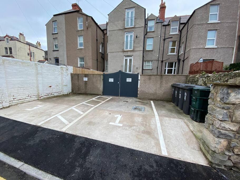 Private Parking, Central Llandudno, King Bed With Ensuite At Clement Lodge エクステリア 写真